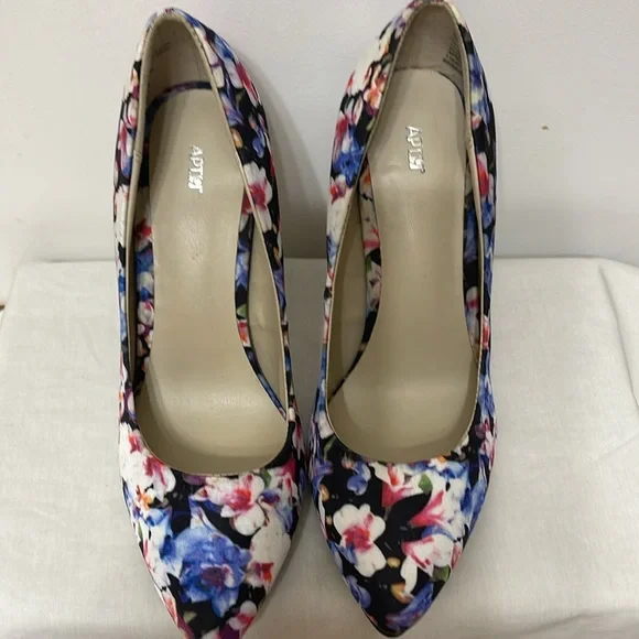 Floral heels, size 7 - Picture 2 of 7
